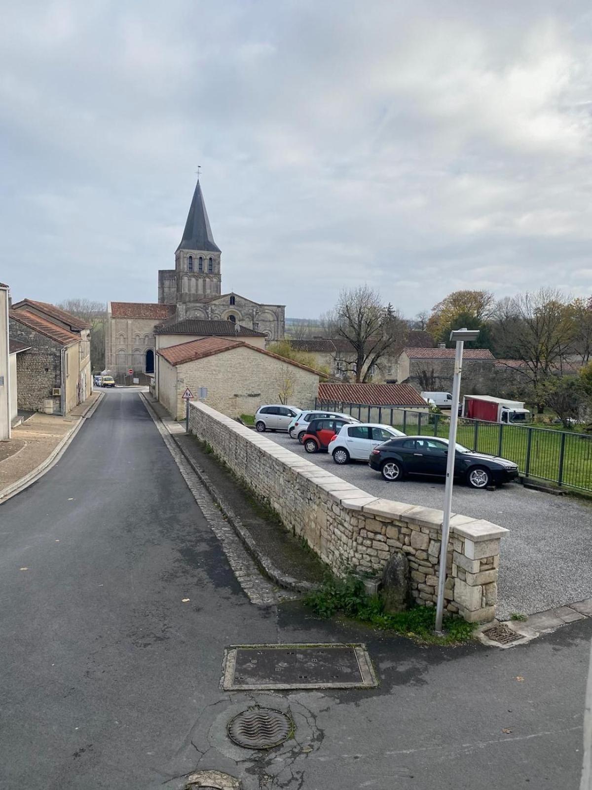 La Maison De Thomas Saint-Amant-de-Boixe Exterior foto